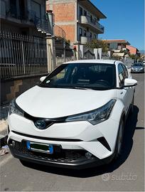 Toyota C-HR 2017 bianco metallizato e cerchi lega