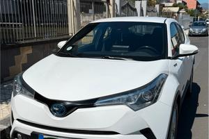 Toyota C-HR 2017 bianco metallizato e cerchi lega