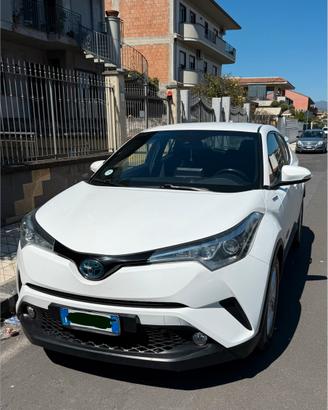 Toyota C-HR 2017 bianco metallizato e cerchi lega