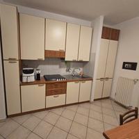 Cucina, tavolo e sedie in buono stato