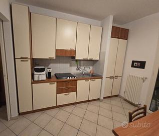 Cucina, tavolo e sedie in buono stato