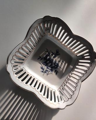 ciotola o piccolo vassoio in porcellana traforata