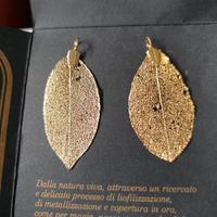 set due ciondoli di foglie vere ricoperte in oro