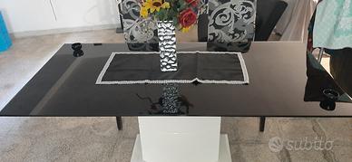 tavolo moderno in cristallo