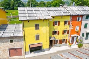 CASA DI CORTE A ERBEZZO