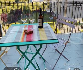 Tavolino e sedie in metallo colorato