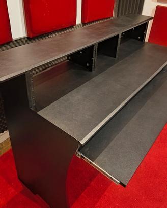 Studio Desk con 8 unità rack e ripiano estraibile
