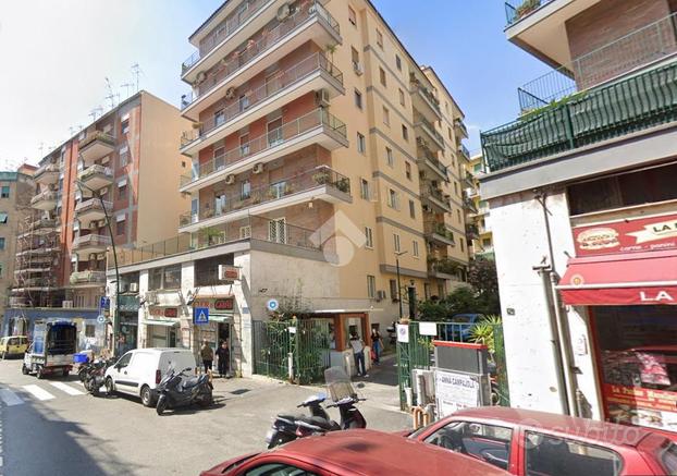 4 LOCALI A NAPOLI