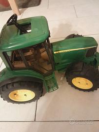 Trattore John Deere con rimorchio della Claas