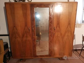 Armadio in noce con specchio