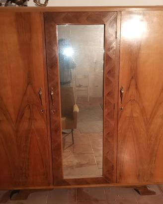 Armadio in noce con specchio