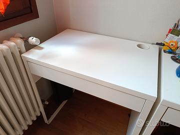 scrivania con sedia 