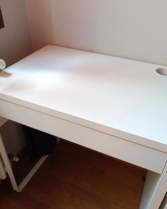 scrivania con sedia 