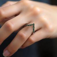 elegante anello con smeraldi a forma di V