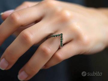 elegante anello con smeraldi a forma di V