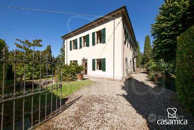 Villa di 380 m² con più di 5 locali a Lucca