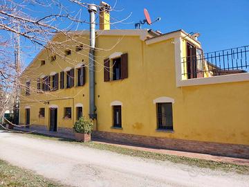 Rustico / Casale di 313 m² con più di 5 locali e b