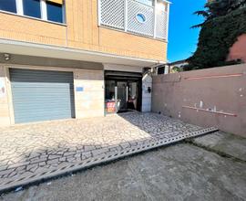 Boccea -Negozio uso investimento con canna fumaria