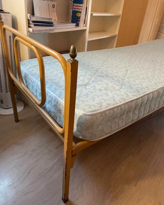 2 letti singoli con rete/doghe + 1 materasso