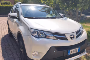 Toyota RAV4 2015 White Edition super accessoriata 