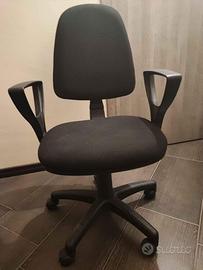 Sedia girevole con braccioli nera