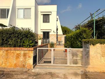 VILLA A SCHIERA A CAROVIGNO