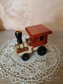 Vecchia locomotiva decorativa in legno vintage.