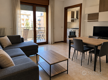 BILOCALE in zona EUR - BALCONE, TERRAZZO E P.AUTO
