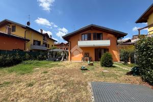 VILLA A SCHIERA A BOLTIERE