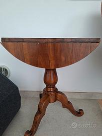 Due tavolini con ribaltine