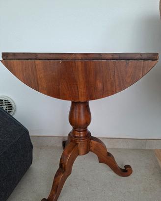 Due tavolini con ribaltine