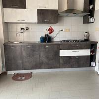 Cucina moderna completa di elettrodomestici