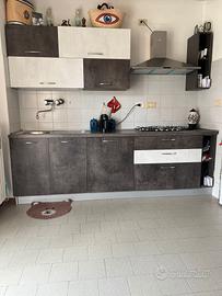 Cucina moderna completa di elettrodomestici