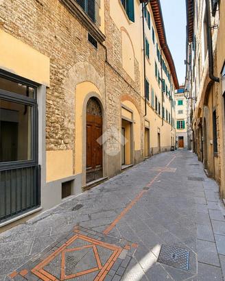 5 LOCALI A PRATO