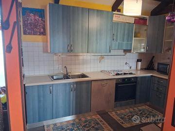 Cucina con frigorifero 