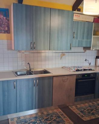 Cucina con frigorifero 