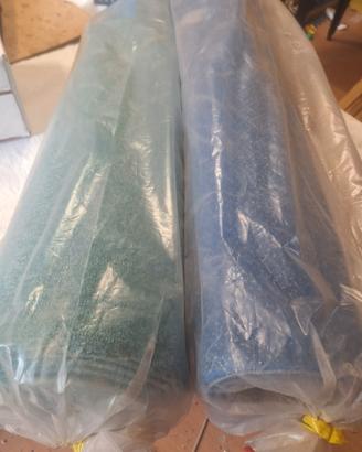 due rotoli moquette verde e blu 