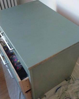 cassettiera con tre cassetti 