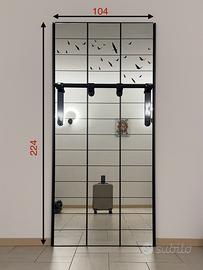 Specchio con cornice in metallo e decoro a griglia