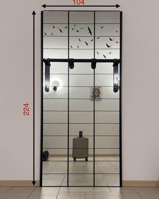 Specchio con cornice in metallo e decoro a griglia