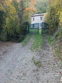 Casa in sasso da ristrutturare con terreno agricol