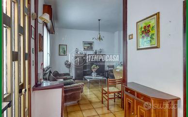 VILLA BIFAMILIARE CON BOX E GIARDINO