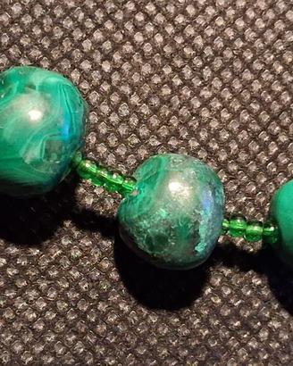 collana composta da pietre di malachite