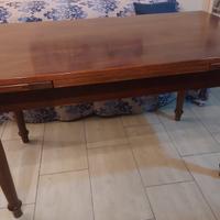 Tavolo in legno massiccio 