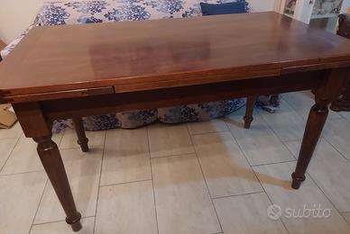 Tavolo in legno massiccio 