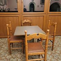 Sedie legno e tavoli