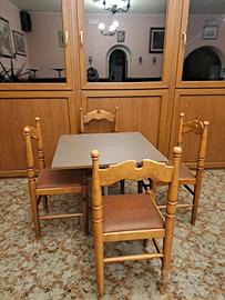 Sedie legno e tavoli