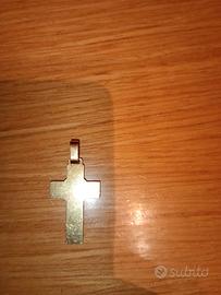 ciondolo a forma di croce e anello in oro