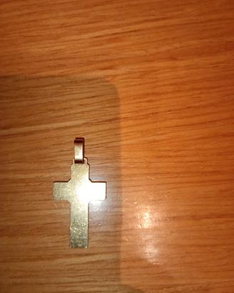 ciondolo a forma di croce e anello in oro