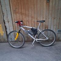 Mountain bike in alluminio molto leggera